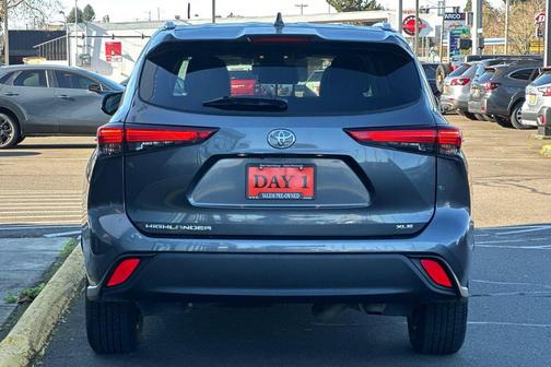 Magnetic Gray Metallic 2023 Toyota Highlander XLE
