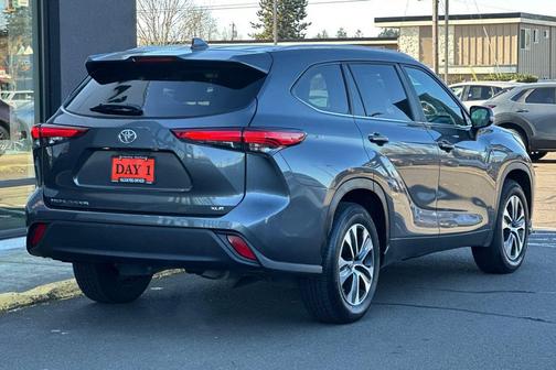 Magnetic Gray Metallic 2023 Toyota Highlander XLE
