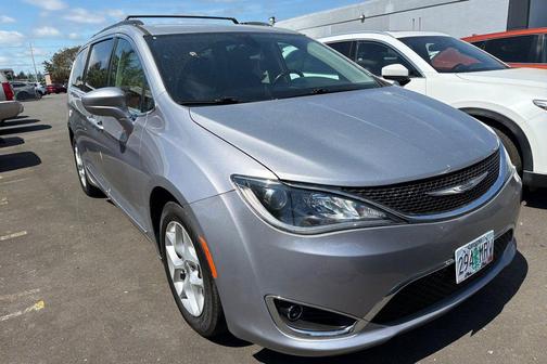 Billet Silver Metallic Clearcoat 2017 Chrysler Pacifica Touring-L