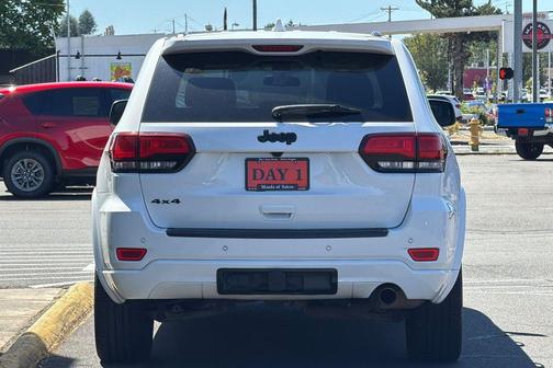 Bright White Clearcoat 2021 Jeep Grand Cherokee Laredo