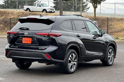 Midnight Black Metallic 2024 Toyota Highlander XLE