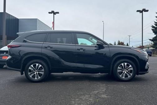 Midnight Black Metallic 2024 Toyota Highlander XLE