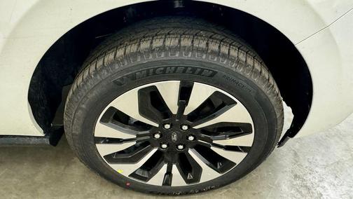 Star White Metallic Tri-Coat 2026 Ford Expedition Platinum