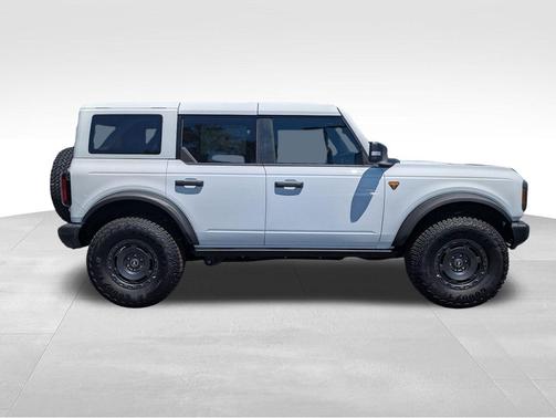 Oxford White 2025 Ford Bronco Badlands