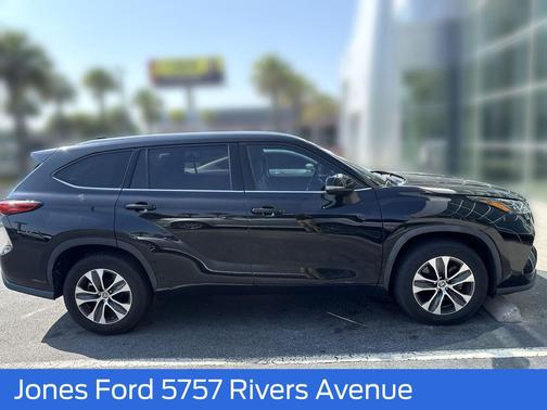 Midnight Black Metallic 2022 Toyota Highlander XLE