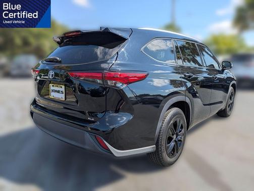 Midnight Black Metallic 2022 Toyota Highlander XLE