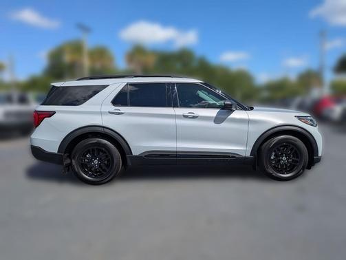 Space White Metallic 2026 Ford Explorer Active