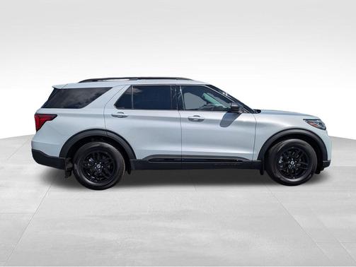 Space White Metallic 2026 Ford Explorer Active
