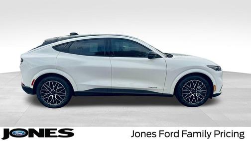 Star White Metallic Tri-Coat 2025 Ford Mustang Mach-E Premium