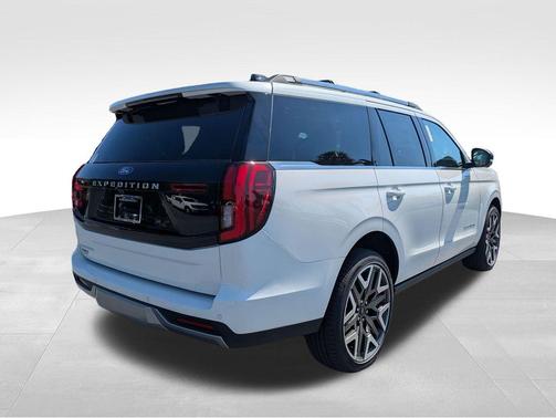 Star White Metallic Tri-Coat 2026 Ford Expedition Platinum