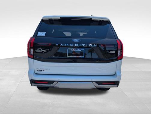 Star White Metallic Tri-Coat 2026 Ford Expedition Platinum