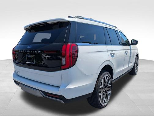 Star White Metallic Tri-Coat 2026 Ford Expedition Platinum