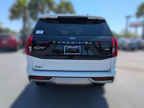 Star White Metallic Tri-Coat 2026 Ford Expedition Platinum