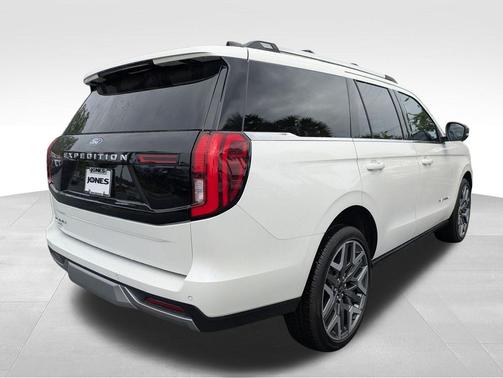 Star White Metallic Tri-Coat 2026 Ford Expedition Platinum