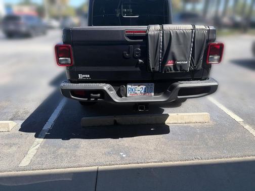 Granite Crystal Metallic Clearcoat 2023 Jeep Gladiator Sport S