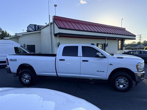 Bright White Clearcoat 2022 RAM 2500 Tradesman Crew Cab 4x4 8' Box