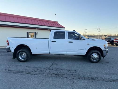 2022 RAM 3500 Tradesman Crew Cab 4x4 8' Box