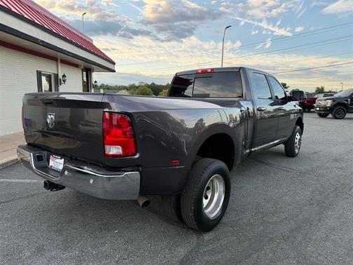 2017 RAM 3500 Big Horn Crew Cab 4x4 8' Box