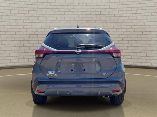 Boulder Gray Pearl 2024 Nissan Kicks SV