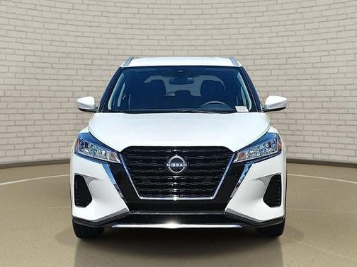 Aspen White Tricoat 2023 Nissan Kicks SV