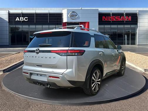 2024 Nissan Pathfinder Platinum FWD