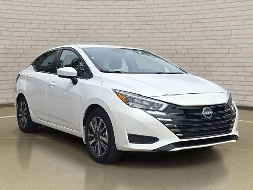 Aspen White Tricoat 2025 Nissan Versa 1.6 SV