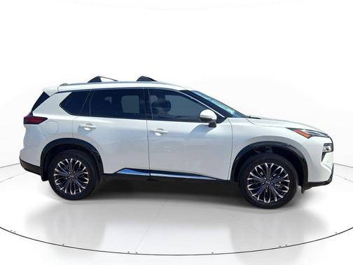 Everest White Pearl Tricoat 2026 Nissan Rogue Platinum