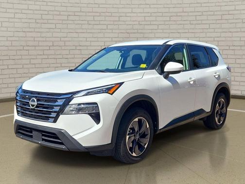 Everest White Pearl 2024 Nissan Rogue SV