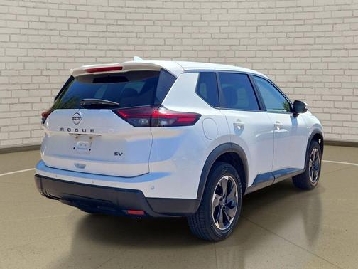 Everest White Pearl 2024 Nissan Rogue SV
