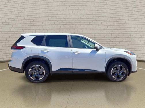 Everest White Pearl 2024 Nissan Rogue SV