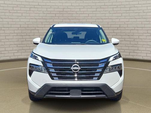 Everest White Pearl 2024 Nissan Rogue SV