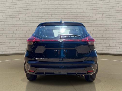 Super Black 2025 Nissan Kicks S