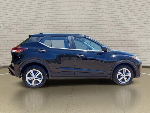 Super Black 2025 Nissan Kicks S