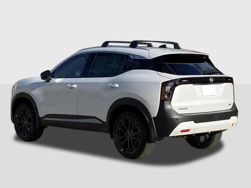 Aspen White Tricoat 2026 Nissan Kicks SR