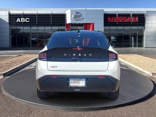 Everest White Pearl Tricoat/Black 2026 Nissan Leaf SV+