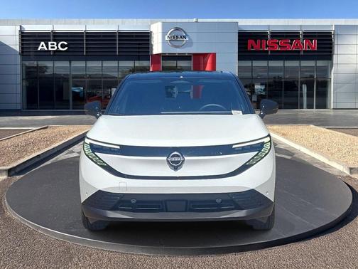 Everest White Pearl Tricoat/Black 2026 Nissan Leaf SV+