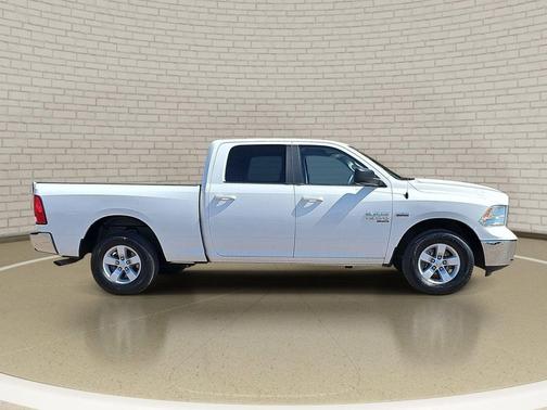 Bright White Clearcoat 2019 RAM 1500 SLT