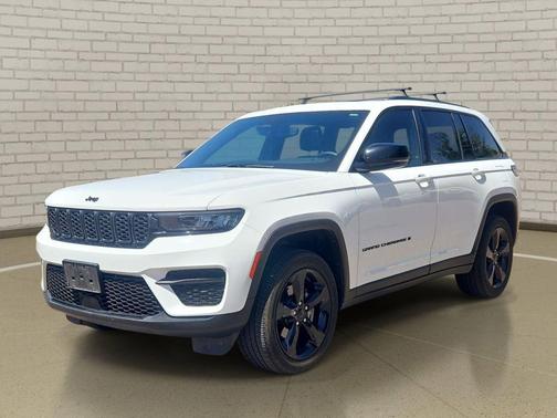 Bright White Clearcoat 2023 Jeep Grand Cherokee Altitude