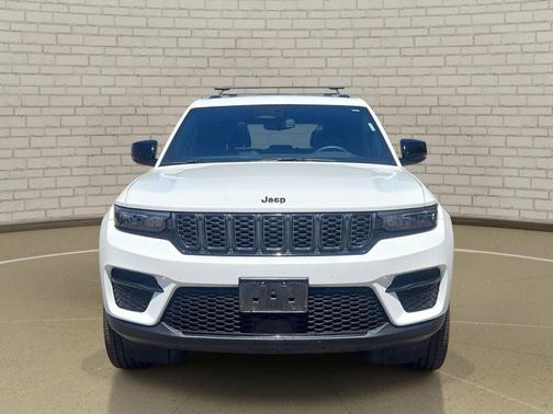 Bright White Clearcoat 2023 Jeep Grand Cherokee Altitude
