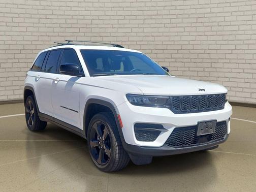 Bright White Clearcoat 2023 Jeep Grand Cherokee Altitude