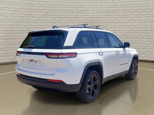 Bright White Clearcoat 2023 Jeep Grand Cherokee Altitude