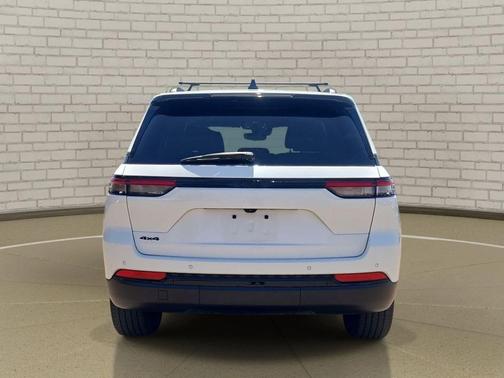 Bright White Clearcoat 2023 Jeep Grand Cherokee Altitude