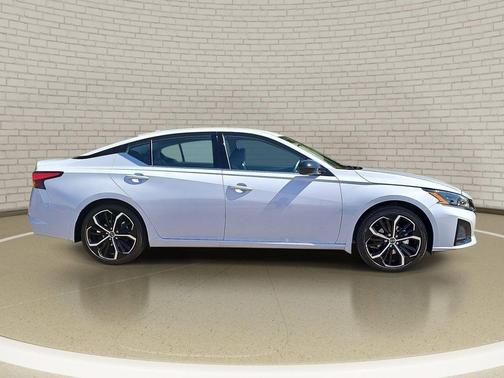 Pearl 2025 Nissan Altima SR FWD