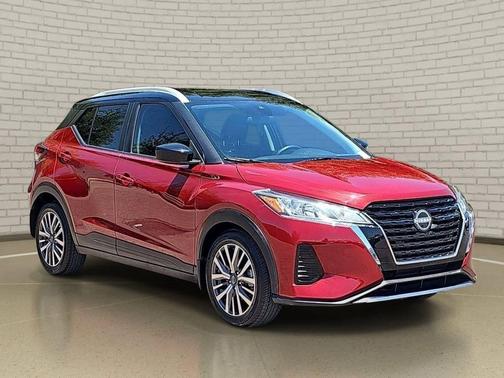 Scarlet Ember Tintcoat/Super Black 2023 Nissan Kicks SV