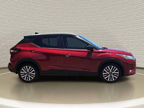 Scarlet Ember Tintcoat/Super Black 2023 Nissan Kicks SV