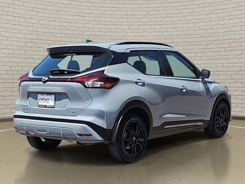 Boulder Gray Pearl 2022 Nissan Kicks SR