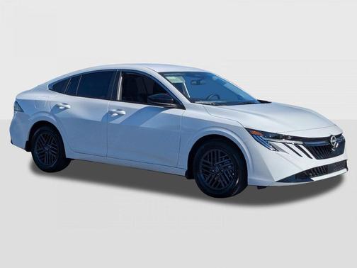 Aspen White Tricoat 2026 Nissan Kicks SR