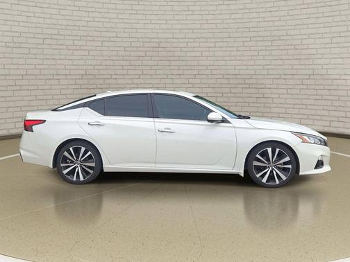Pearl White Tricoat 2020 Nissan Altima Platinum FWD