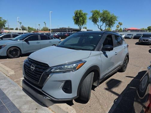 Boulder Gray Pearl 2023 Nissan Kicks SR