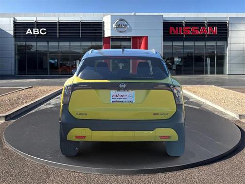 2025 Nissan Kicks SR
